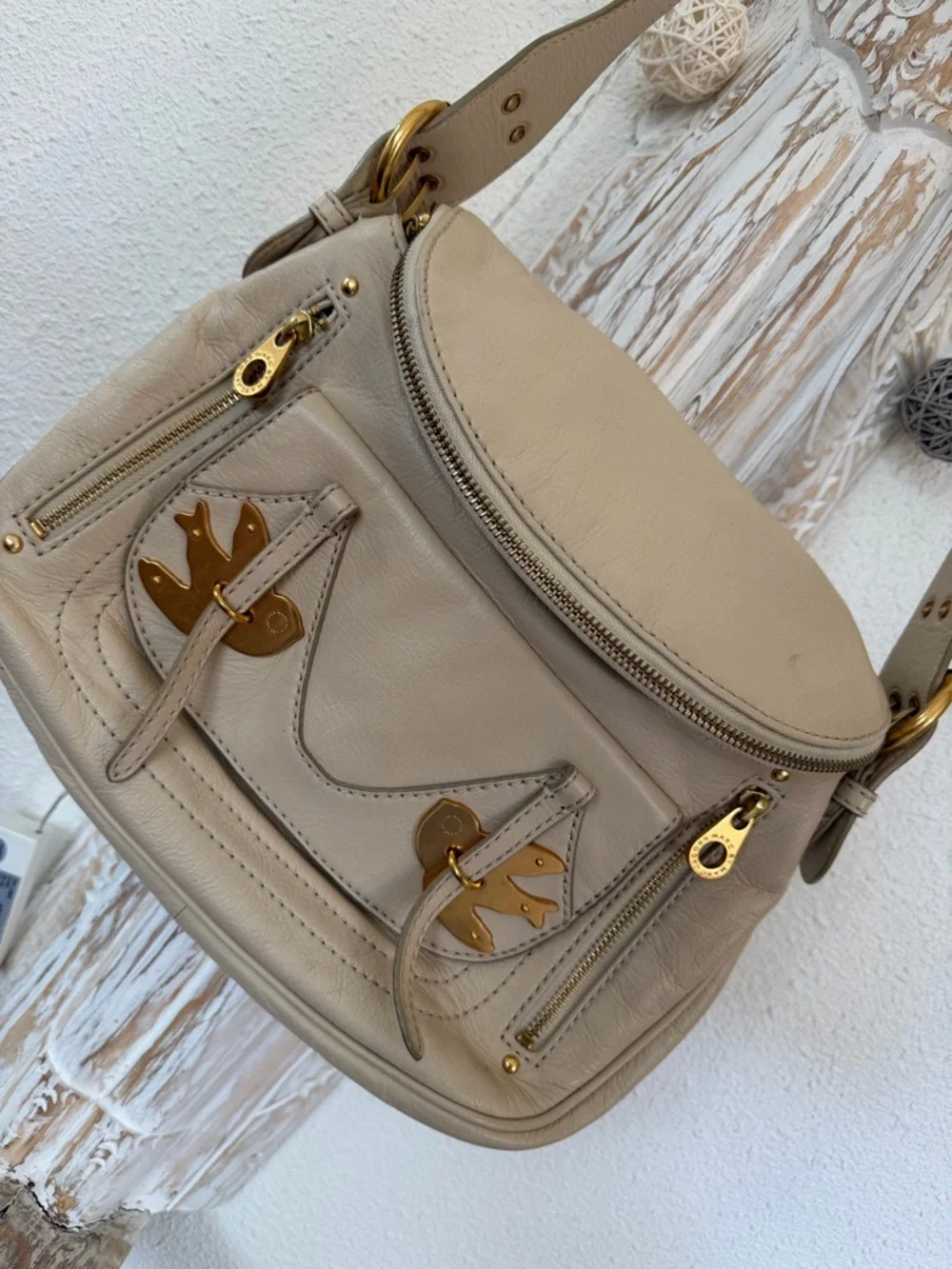 Marc Jacobs Cream Leather Shoulder Bag with Gold Hardware - Picture 2 of 11